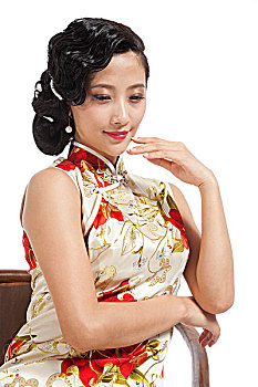 棚拍身穿中国传统服装的年轻女人端坐