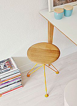 设计师,凳子,黄色,线框,瓷器,罐,木质,盖子,桌上,一堆,杂志,地板