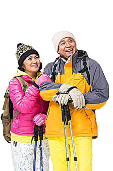 中老年夫妇冬季登山旅行