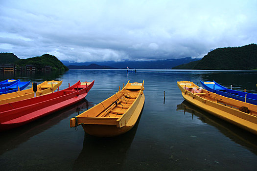 泸沽湖上的小木舟
