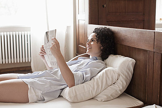 女人,躺着,床,读,报纸