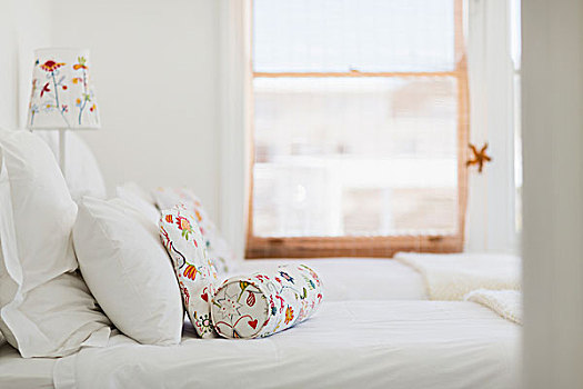 彩色,枕头,白色背景,床