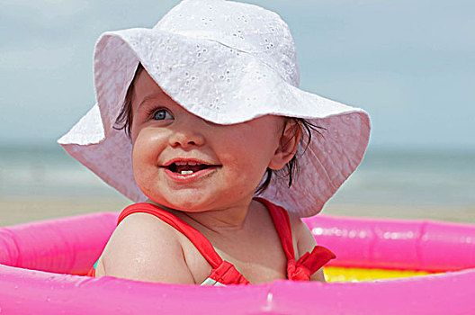 特写,头像,微笑,女婴,穿,松垂,白色,帽子,海滩,婴儿,女孩,孩子