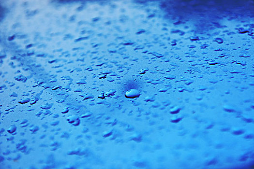 汽车引擎盖上的雨水水滴