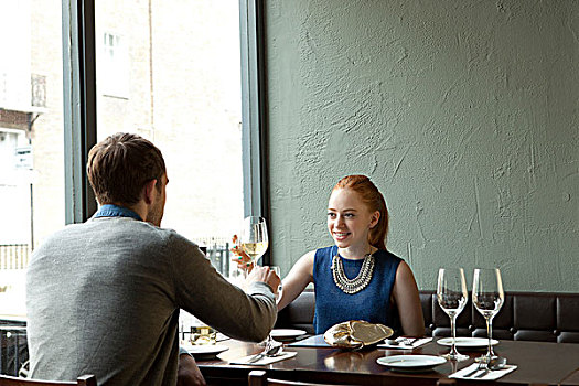 年轻,情侣,餐馆,祝酒,葡萄酒杯