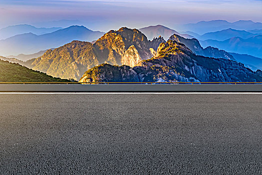 蓝天下的公路柏油路和群山