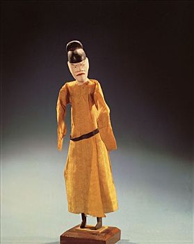 吐鲁番阿斯塔那出土的唐代彩绘黄衣木俑