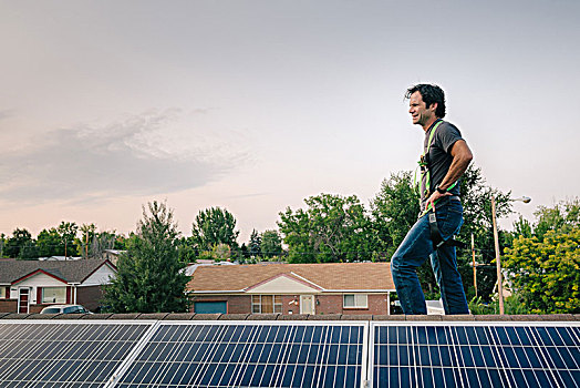 工人,站立,屋顶,安装,太阳能电池板