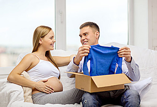 怀孕,柱子,递送,亲子,概念,幸福之家,期待,孩子,坐,沙发,打开,包裹,盒子,蓝色,开襟羊毛衫