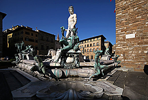 维琪奥宫的拐角处是巴托洛米奥·阿曼纳蒂及其助手1575年完成的作品,八角形喷泉中海马拉的双轮战车上站立着巨大的白色大理石海神像,底座装饰着被铁链锁住的海妖斯库拉,scylla,和卡律布迪斯,chary