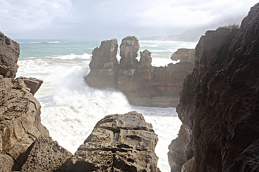 海浪与岩石