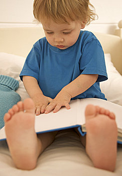 男孩,坐,床上,书本,俯视,腿,脚