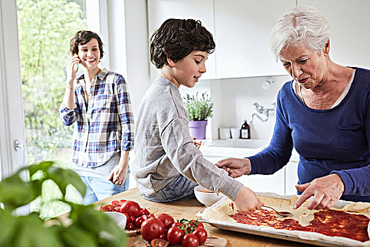 祖母,孙子,制作,比萨饼,厨房,母亲,背景,智能手机