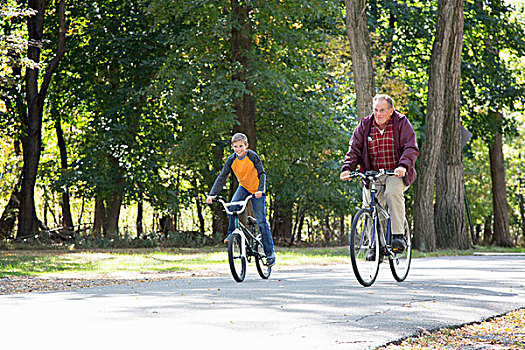 老人,孙子,骑自行车,木头