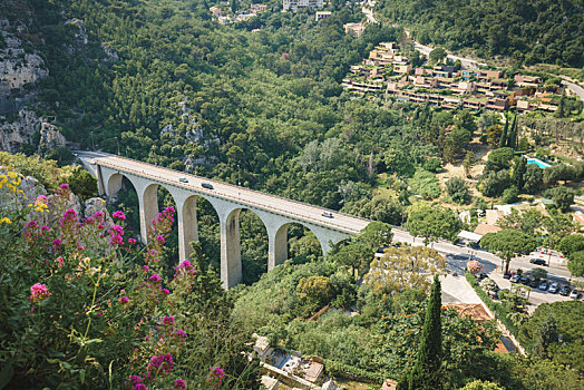 俯拍横跨山间的桥梁,法国蔚蓝海岸埃滋小镇