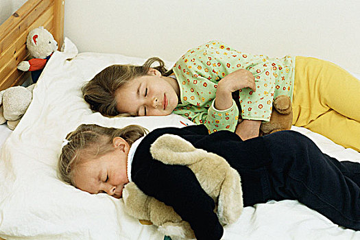 姐妹,睡觉,床,搂抱,毛绒玩具