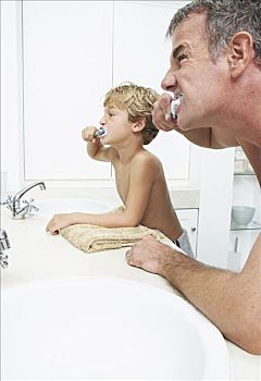 父子,刷牙