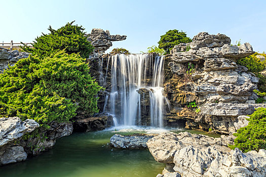 中国江苏省扬州瘦西湖假山流水风光