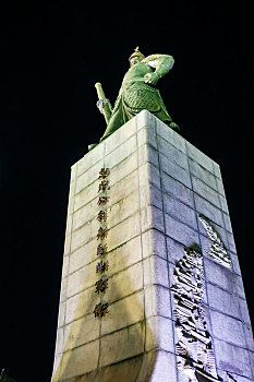 韩国首尔光化门广场忠武公李舜臣将军像夜景