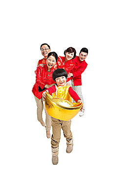 棚拍中国新年快乐的唐装家庭抱着元宝
