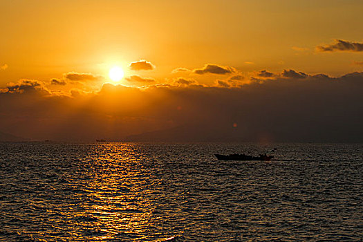 大海日出与渔船相映成景