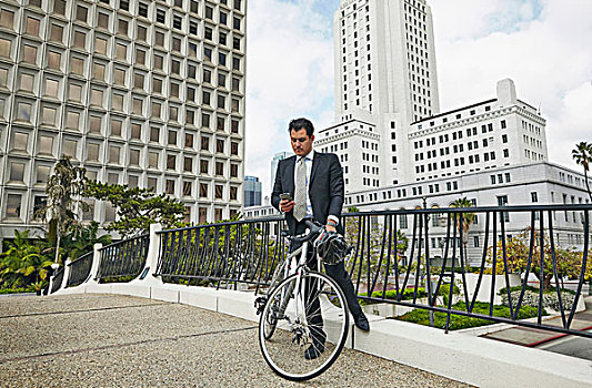商务,男人,人行道,自行车,看,智能手机,洛杉矶,市政厅,加利福尼亚,美国