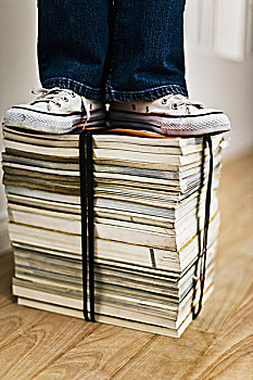 人,站立,上面,捆绑,一堆,书本,杂志