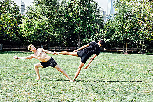 两个男人,倚靠,侧面,瑜珈,脚,拿着,位置,公园