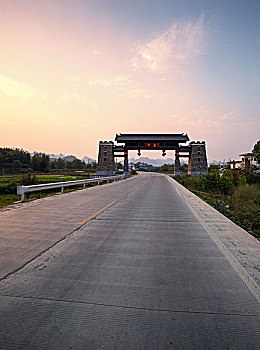 夕阳下的古镇大门和道路