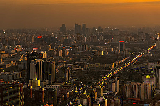 夕阳下雾霾笼罩的城市