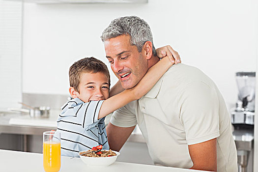 小男孩,给,搂抱,父亲,早餐,厨房
