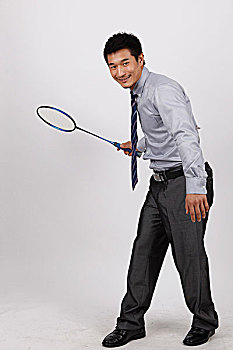 一个打羽毛球的商务男士