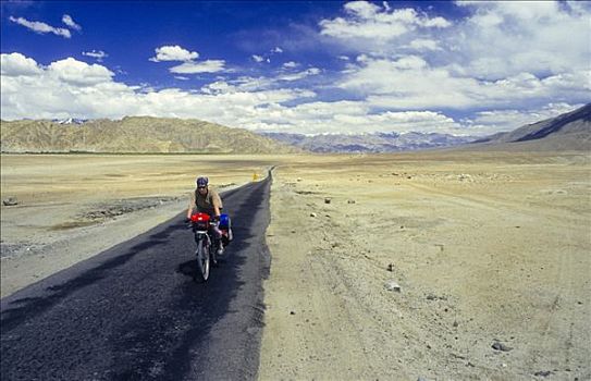 骑车,穿,头罩,骑,自行车,孤单,伸展,荒芜,公路,印度