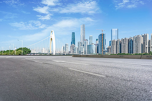 广州城市建筑和沥青地砖路面