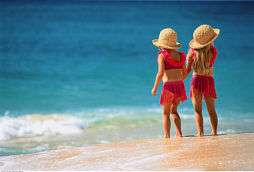 后视图,两个女孩,海滩,夏威夷,美国