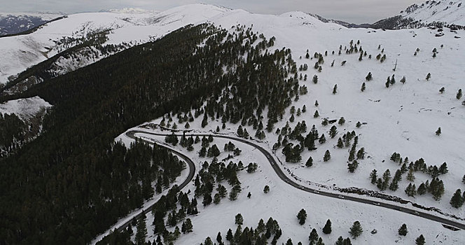 九月天山初雪美,雪岭公路别样景