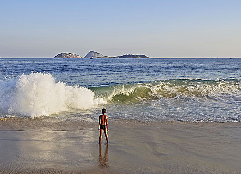 男孩,伊帕内玛海滩,里约热内卢,巴西,南美