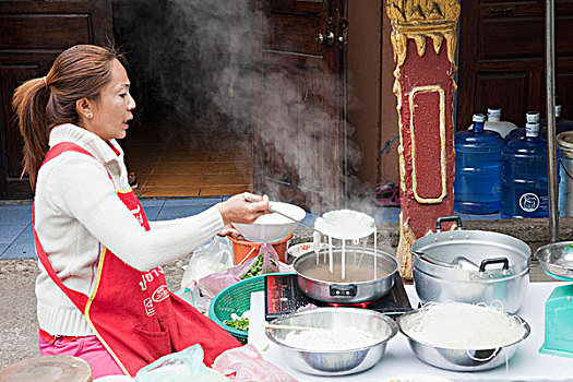 老挝,琅勃拉邦,女人,烹调,面条