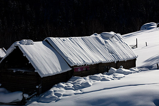 喀纳斯雪原中的图瓦木屋