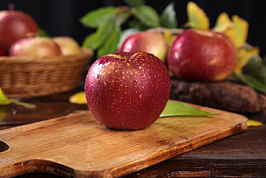 木板上的丑苹果