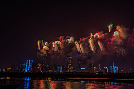 烟花,建筑群,河流,夜景,水,灯,节日