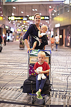 头像,中年,女人,两个孩子,新加坡,机场