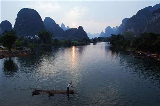 中国,广西,阳朔,靠近,桂林,喀斯特地貌,石灰石,山景,竹子,筏子,漓江