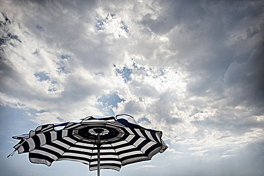 海滩伞,阴天