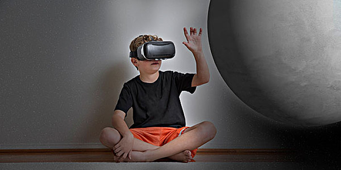 男孩,坐,双腿交叉,穿,虚拟现实,耳机,室外,接触,星球,数码合成