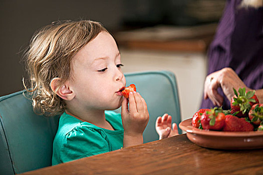女孩,坐,吃,碗,草莓