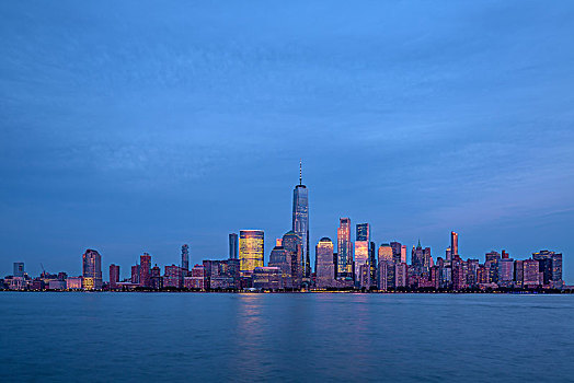 夕阳下的纽约曼哈顿建筑群