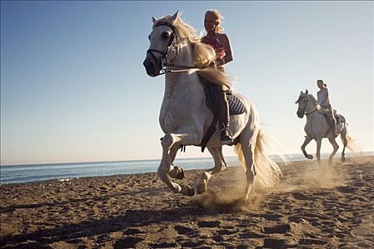 两个女人,骑马,海滩