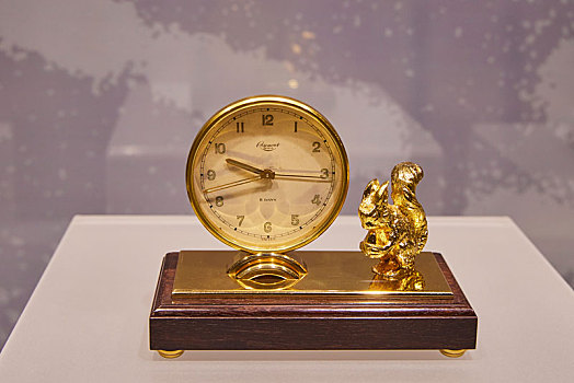 辽宁省大连博物馆馆藏文物,瑞士20世纪木座松鼠雕像圆盘台钟