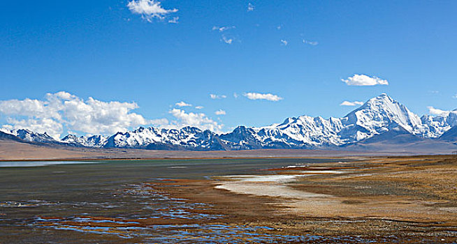 雪山下的多情湖